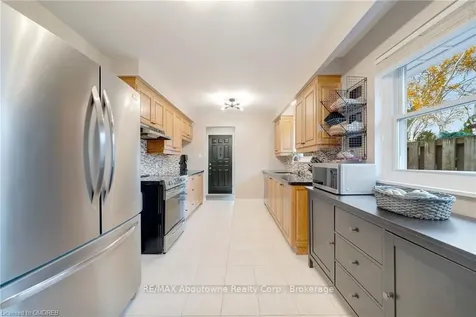 5500 Romanwood Crescent Burlington ON L7L 3N1