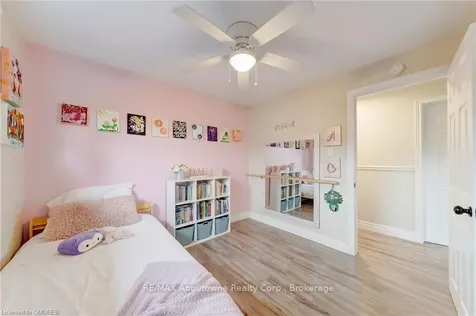 5500 Romanwood Crescent Burlington ON L7L 3N1