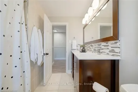 5500 Romanwood Crescent Burlington ON L7L 3N1