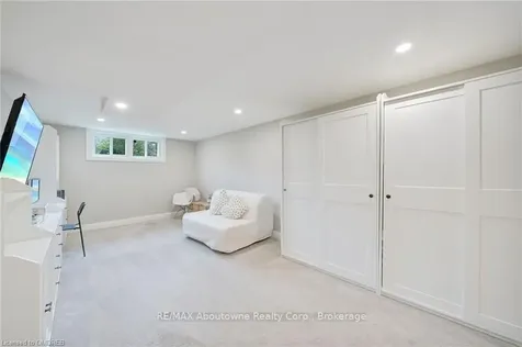 5500 Romanwood Crescent Burlington ON L7L 3N1