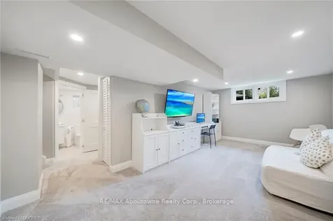 5500 Romanwood Crescent Burlington ON L7L 3N1