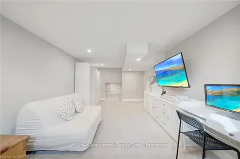 5500 Romanwood Crescent Burlington ON L7L 3N1