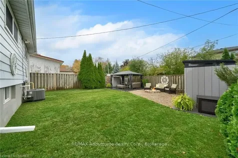 5500 Romanwood Crescent Burlington ON L7L 3N1