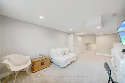 5500 Romanwood Crescent Burlington ON L7L 3N1