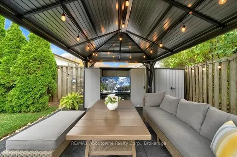 5500 Romanwood Crescent Burlington ON L7L 3N1