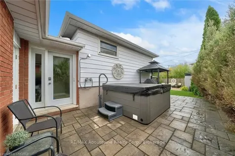 5500 Romanwood Crescent Burlington ON L7L 3N1