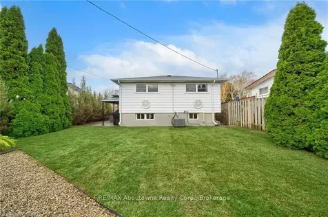 5500 Romanwood Crescent Burlington ON L7L 3N1