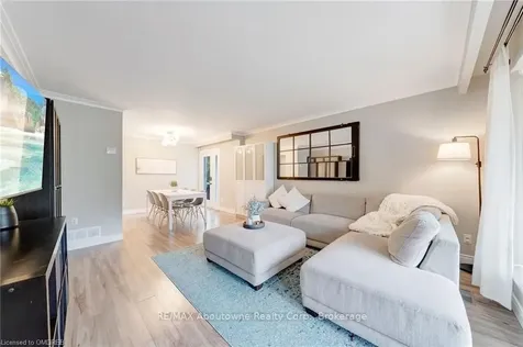 5500 Romanwood Crescent Burlington ON L7L 3N1