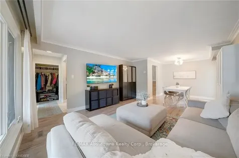 5500 Romanwood Crescent Burlington ON L7L 3N1