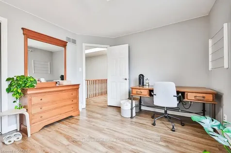 2134 Berryman Court Burlington ON L7M 2Y8