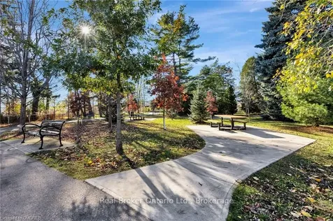 5475 Lakeshore Road Burlington ON L7L 1E1