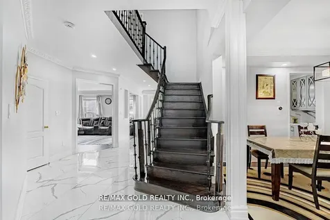 12 Castle Mountain Drive Brampton ON L6R 2Y1