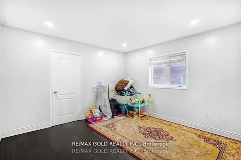 12 Castle Mountain Drive Brampton ON L6R 2Y1