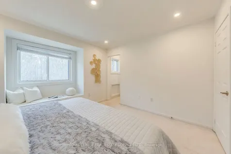 2066 Broadleaf Crescent Burlington ON L7L 6S4