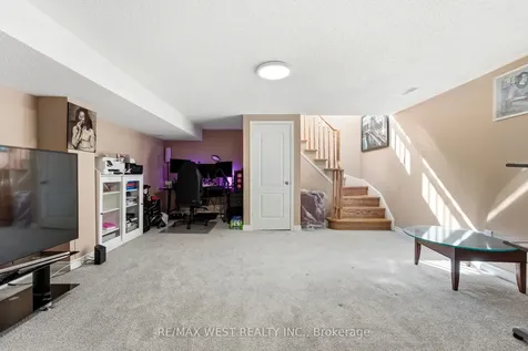 18 Needlewood Lane Brampton ON L6R 2N2