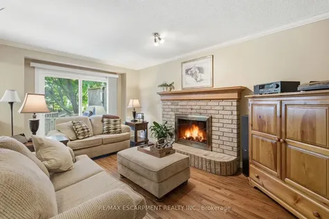 2136 Winding Way Burlington ON L7M 2X9