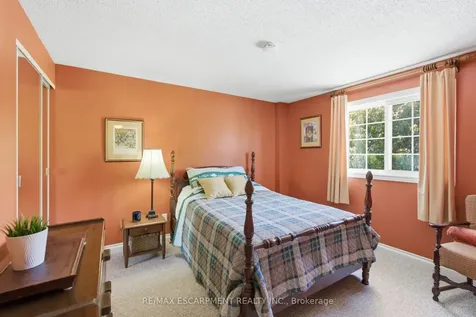 2136 Winding Way Burlington ON L7M 2X9