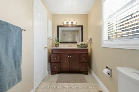 2136 Winding Way Burlington ON L7M 2X9