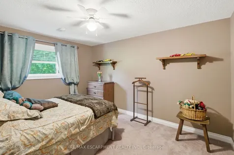 2136 Winding Way Burlington ON L7M 2X9