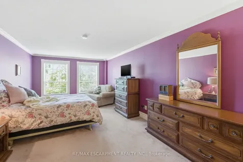 2136 Winding Way Burlington ON L7M 2X9
