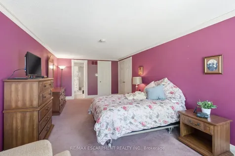 2136 Winding Way Burlington ON L7M 2X9