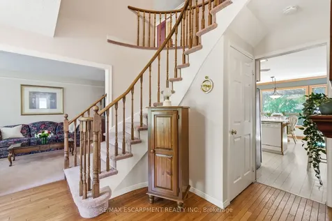 2136 Winding Way Burlington ON L7M 2X9
