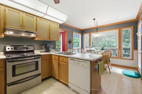 2136 Winding Way Burlington ON L7M 2X9