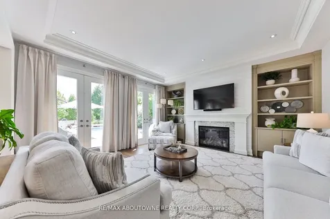 408 Saville Crescent Oakville ON L6L 3T8