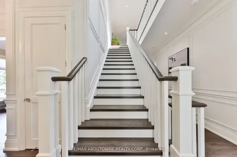 408 Saville Crescent Oakville ON L6L 3T8
