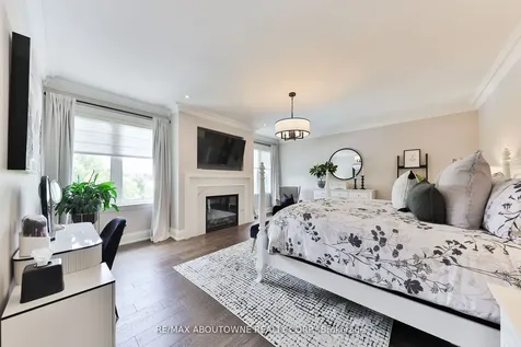 408 Saville Crescent Oakville ON L6L 3T8