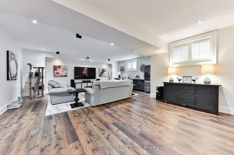 408 Saville Crescent Oakville ON L6L 3T8