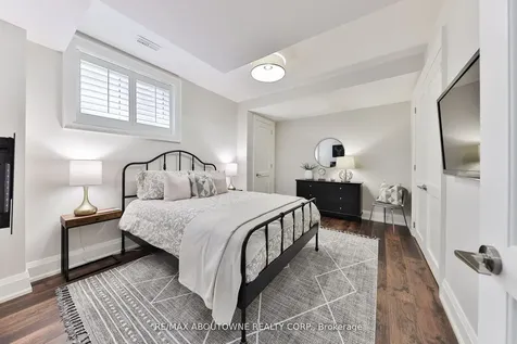 408 Saville Crescent Oakville ON L6L 3T8