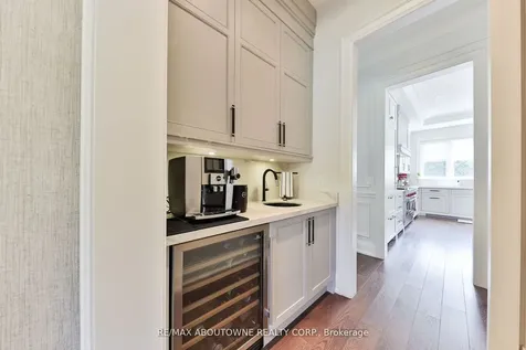 408 Saville Crescent Oakville ON L6L 3T8