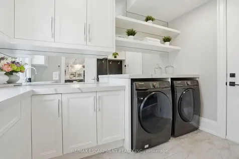 1489 Rogerswood Court Mississauga ON L5J 1R7