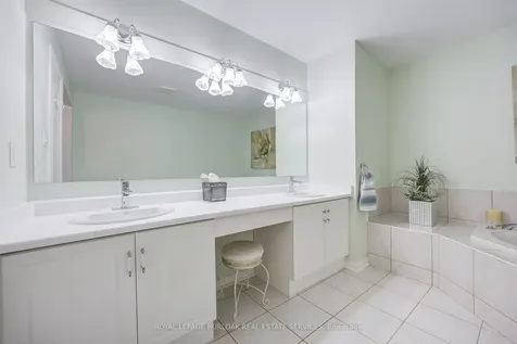 2295 Kingfisher Court Oakville ON L6M 3Z3