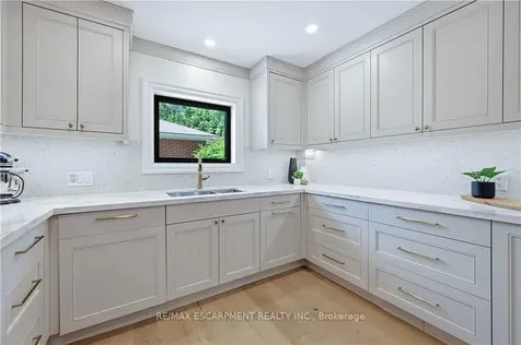 521 Dynes Road Burlington ON L7N 2V1