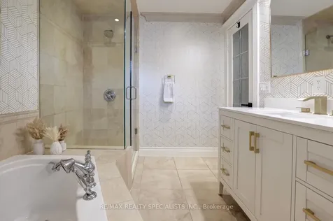 34 Kenninghall Boulevard Mississauga ON L5N 1J4