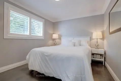 34 Kenninghall Boulevard Mississauga ON L5N 1J4