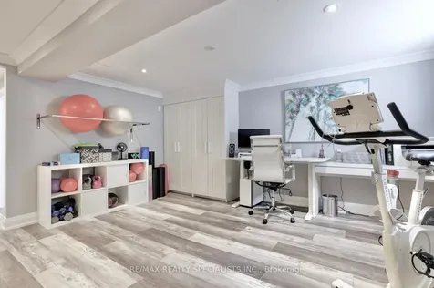 34 Kenninghall Boulevard Mississauga ON L5N 1J4