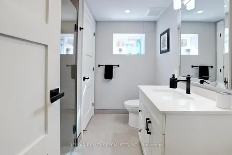 34 Kenninghall Boulevard Mississauga ON L5N 1J4