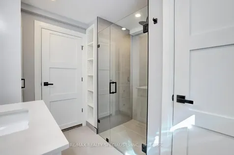 34 Kenninghall Boulevard Mississauga ON L5N 1J4