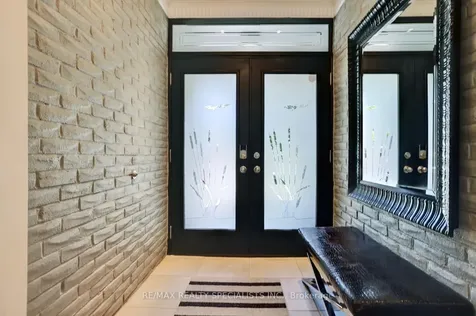 34 Kenninghall Boulevard Mississauga ON L5N 1J4