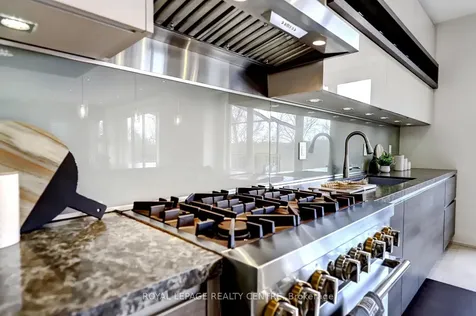 31 Plainsman Road Mississauga ON L5N 1C4