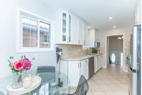 2554 Palisander Avenue Mississauga ON L5B 2L2