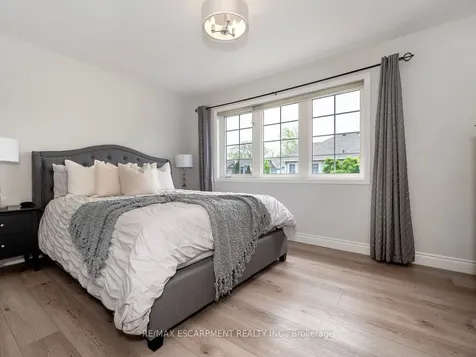 2448 Wooden Hill Circle Oakville ON L6M 4E3