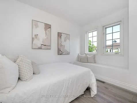 2448 Wooden Hill Circle Oakville ON L6M 4E3