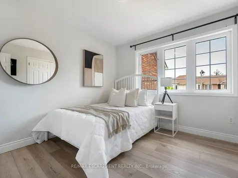 2448 Wooden Hill Circle Oakville ON L6M 4E3