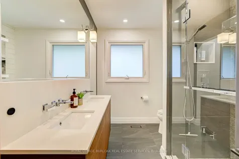 5226 Spruce Avenue Burlington ON L7L 1N1