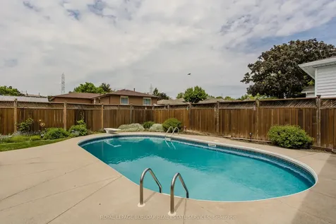 3125 Michael Crescent Burlington ON L7M 1V3