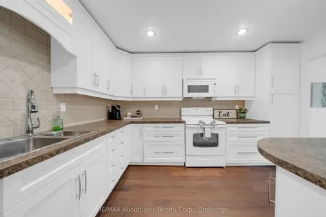 1270 Gainsborough Drive Oakville ON M9A 0E1